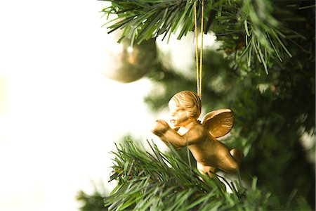 simsearch:632-06404436,k - Angel Christmas ornament hanging from Christmas tree, cropped view Foto de stock - Sin royalties Premium, Código: 695-05766713