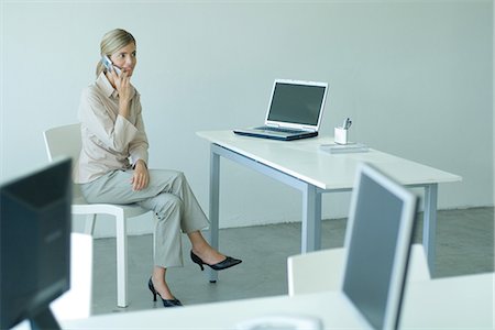 simsearch:695-05764821,k - Businesswoman seated at desk, using cell phone, full length Foto de stock - Sin royalties Premium, Código: 695-05766763