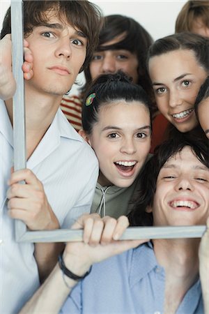 simsearch:695-05766967,k - Group of young friends posing for photo, holding up picture frame, looking at camera, portrait Stock Photo - Premium Royalty-Free, Code: 695-05766957