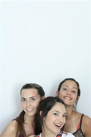 simsearch:695-03378071,k - Three young female friends smiling, head and shoulders, portrait Stock Photo - Premium Royalty-Free, Code: 695-05766958
