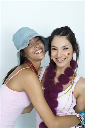 simsearch:695-05765520,k - Deux jeunes amis femmes embrassant, souriant à la caméra, portrait Photographie de stock - Premium Libres de Droits, Code: 695-05766964