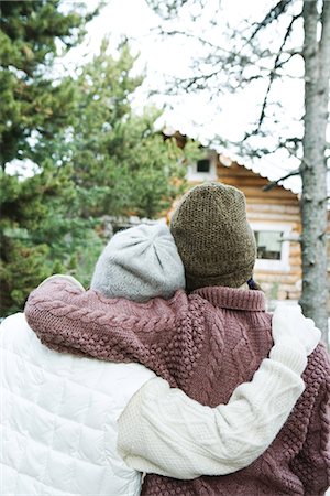 Two young friends embracing, dressed in winter clothing, rear view Foto de stock - Sin royalties Premium, Código: 695-05766993