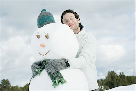 snow cone - Bonhomme de neige hugging jeune homme Photographie de stock - Premium Libres de Droits, Code: 695-05767120