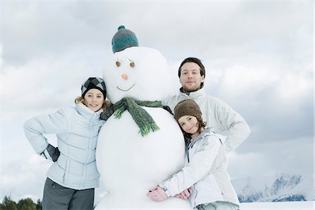 simsearch:695-05766599,k - Jeunes amis posant à côté de bonhomme de neige, portrait Photographie de stock - Premium Libres de Droits, Code: 695-05767121