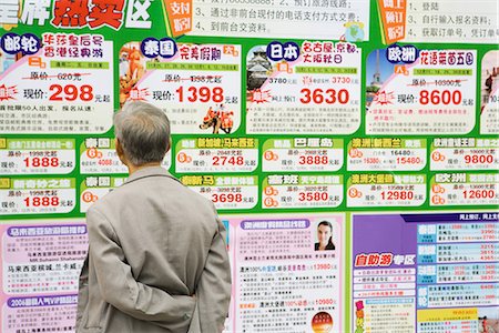 Man looking at ads on wall in Chinese, rear view Foto de stock - Sin royalties Premium, Código: 695-05767134