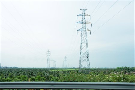 electrical tower nobody - Electric pylons seen from highway Foto de stock - Sin royalties Premium, Código: 695-05767380