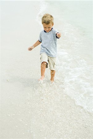simsearch:695-03378542,k - Little boy splashing in surf on beach, full length Foto de stock - Sin royalties Premium, Código: 695-05767472
