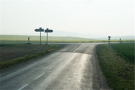 encrucijada - Forked road in countryside Foto de stock - Sin royalties Premium, Código: 695-05767605