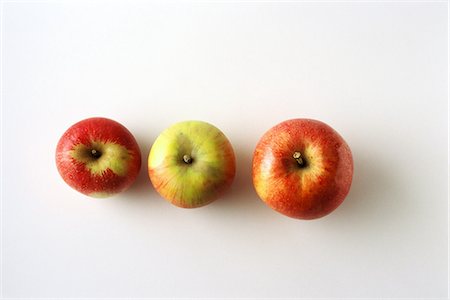 simsearch:633-01274964,k - Three apples in a row, high angle view Stock Photo - Premium Royalty-Free, Code: 695-05767609