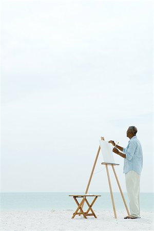 Senior man painting on canvas at the beach, side view Foto de stock - Sin royalties Premium, Código: 695-05767684