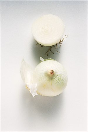 simsearch:695-05780219,k - White onions, one cut in half, close-up Foto de stock - Sin royalties Premium, Código: 695-05767725
