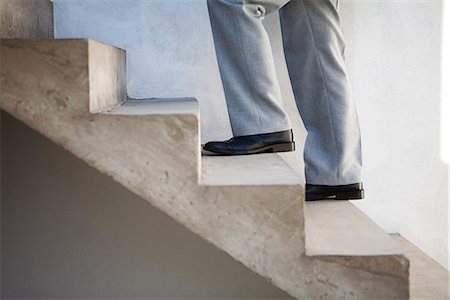 Man walking up staircase, side view, cropped Foto de stock - Sin royalties Premium, Código: 695-05767957