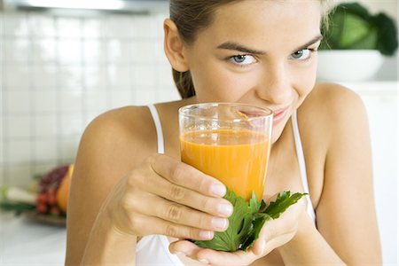 Jeune femme brandissant le verre de jus de légumes frais Photographie de stock - Premium Libres de Droits, Code: 695-05768124