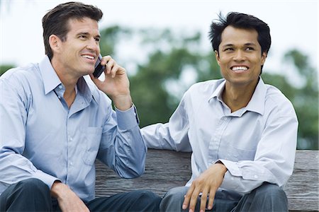 simsearch:695-05767092,k - Zwei Männer sitzen auf der Bank, lächelnd, mit einem Handy Stockbilder - Premium RF Lizenzfrei, Bildnummer: 695-05768188