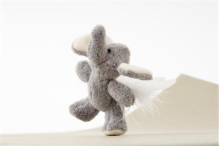 Stuffed elephant toy with wings Foto de stock - Royalty Free Premium, Número: 695-05768209