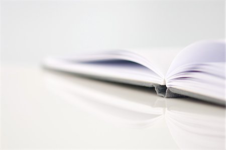 page (piece of paper or printed material) - Open book, close-up, selective focus Foto de stock - Sin royalties Premium, Código: 695-05768263