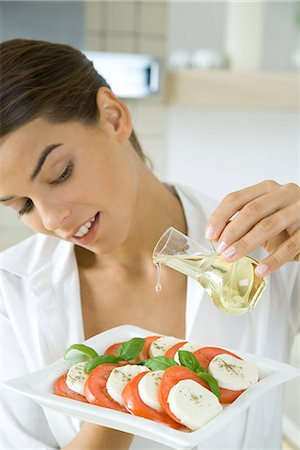 finger food people - Woman pouring olive oil on antipasto Foto de stock - Sin royalties Premium, Código: 695-05768337