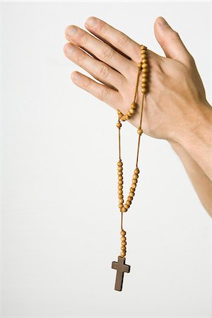 simsearch:695-03383548,k - Clasped hands holding rosary with crucifix, cropped view Fotografie stock - Premium Royalty-Free, Codice: 695-05768466