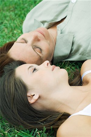 simsearch:696-03402697,k - Teen girl and mother lying together on grass, high angle view Foto de stock - Sin royalties Premium, Código: 695-05768582