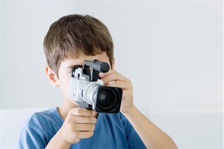 Boy using video camera Foto de stock - Sin royalties Premium, Código: 695-05768624