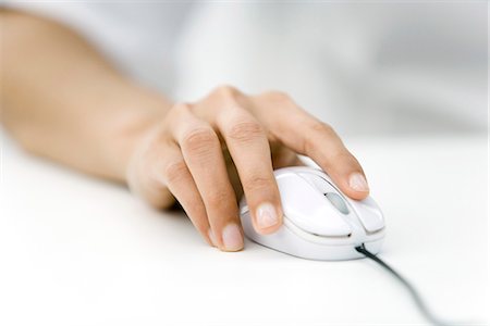 Hand using computer mouse, close-up Foto de stock - Sin royalties Premium, Código: 695-05768668