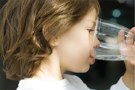 simsearch:695-05768828,k - Little boy drinking water from glass, close-up Fotografie stock - Premium Royalty-Free, Codice: 695-05768687