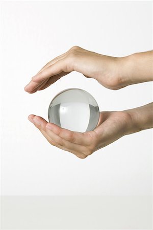 esfera - Hands holding crystal ball Foto de stock - Sin royalties Premium, Código: 695-05768926