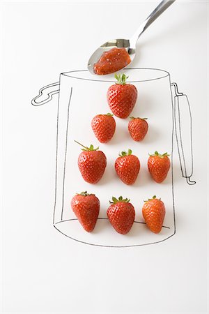 Spoonful of strawberry jam over jar of fresh strawberries Foto de stock - Royalty Free Premium, Número: 695-05768976