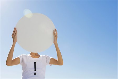 protest - Person wearing tee-shirt printed with exclamation mark, holding large circle in front of face Foto de stock - Sin royalties Premium, Código: 695-05769001