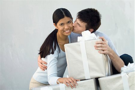 simsearch:695-05768053,k - Couple debout derrière la pile de colis cadeaux grand homme embrasser femme sur la joue Photographie de stock - Premium Libres de Droits, Code: 695-05769130