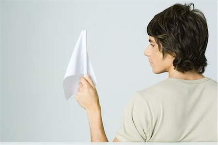 Young man holding white flag, rear view Foto de stock - Sin royalties Premium, Código: 695-05769258