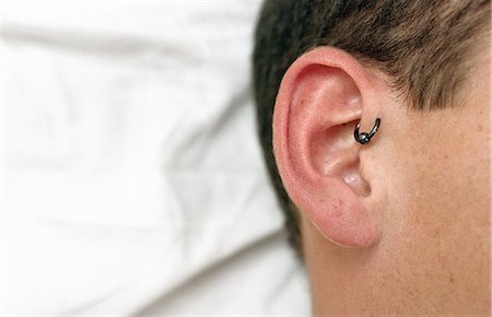 piercing - Jeune homme avec hélice avant le perçage des oreilles, gros plan Photographie de stock - Premium Libres de Droits, Code: 695-05769344