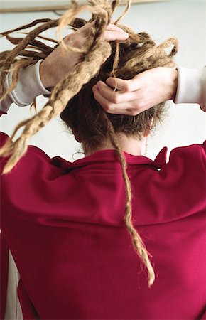 simsearch:695-05769376,k - Man braiding long dreadlocks, rear view Foto de stock - Sin royalties Premium, Código: 695-05769378