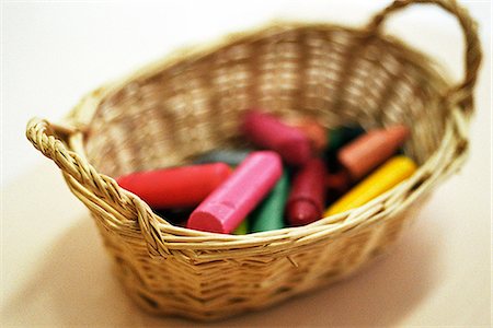 pastel (bâtonnet) - Panier rempli de crayons de couleur Photographie de stock - Premium Libres de Droits, Code: 695-05769449