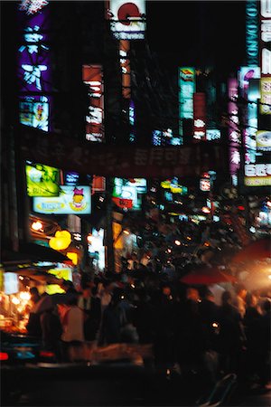 Crowded city street at night Foto de stock - Sin royalties Premium, Código: 695-05769521