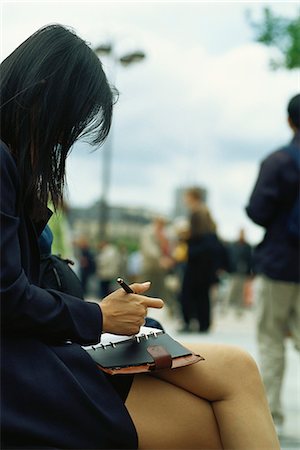 simsearch:695-03388914,k - Businesswoman sitting outside, legs crossed,  writing in agenda Foto de stock - Sin royalties Premium, Código: 695-05769554