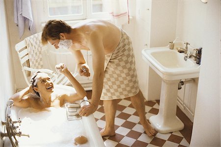 simsearch:695-03381794,k - Couple ensemble dans la salle de bain, femme dans la baignoire, s'appuyant sur elle avec la crème à raser sur le visage de l'homme Photographie de stock - Premium Libres de Droits, Code: 695-05769723