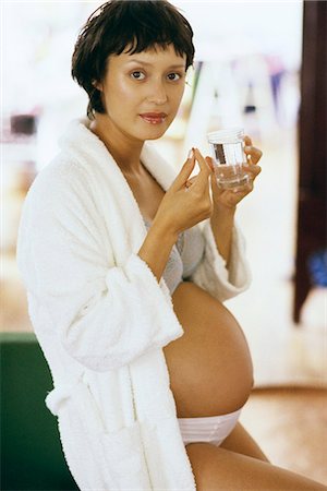 short haired women pregnant - Pregnant woman taking vitamin, looking at camera Stock Photo - Premium Royalty-Free, Code: 695-05769743