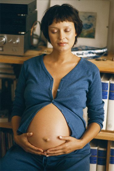 Pregnant woman leaning against bookshelf, holding stomach, eyes closed Foto de stock - Sin royalties Premium, Código de la imagen: 695-05769755