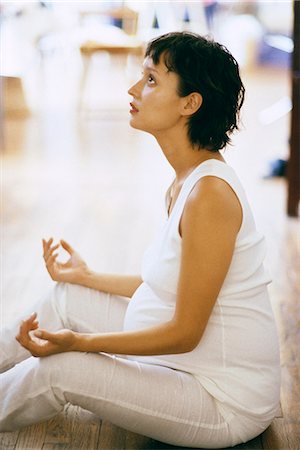 simsearch:695-05769743,k - Pregnant woman meditating on floor, side view Stock Photo - Premium Royalty-Free, Code: 695-05769768