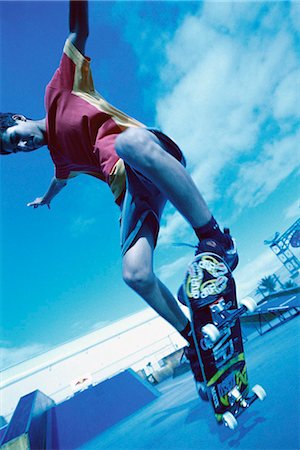 simsearch:695-05763508,k - Skateboarder faire l'astuce, faible angle de vue Photographie de stock - Premium Libres de Droits, Code: 695-05769821