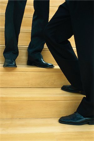 Businessmen standing on steps, low-section Foto de stock - Sin royalties Premium, Código: 695-05769906