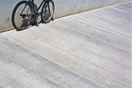 parked - Vélo avec suspension de chaîne lâche contre le mur, recadrée vue Photographie de stock - Premium Libres de Droits, Code: 695-05769961