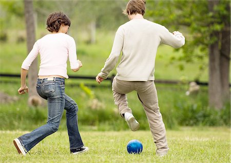 friends playing football - Two friends running after ball Foto de stock - Sin royalties Premium, Código: 695-05762332