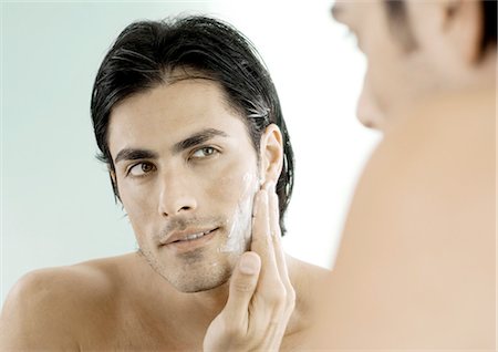 simsearch:632-01154783,k - Man putting on shaving cream in mirror Foto de stock - Royalty Free Premium, Número: 695-05762388
