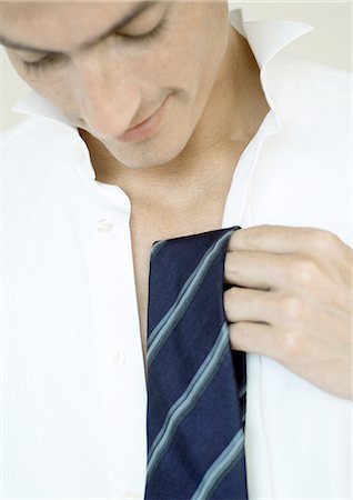 simsearch:695-05762400,k - Homme brandissant cravate Photographie de stock - Premium Libres de Droits, Code: 695-05762399