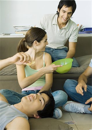 résidence universitaire - Groupe de jeunes amis adultes snacking Photographie de stock - Premium Libres de Droits, Code: 695-05762603