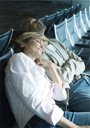 Couple dormir dans le salon de l'aéroport Photographie de stock - Premium Libres de Droits, Code: 695-05763310