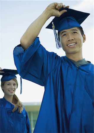 simsearch:695-05763421,k - Graduates with hands on caps Foto de stock - Sin royalties Premium, Código: 695-05763424