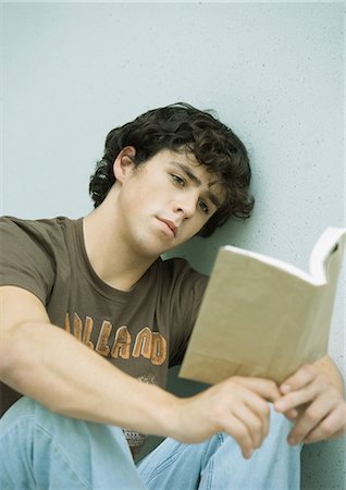 simsearch:633-08151062,k - Young man reading book Stock Photo - Premium Royalty-Free, Code: 695-05763431